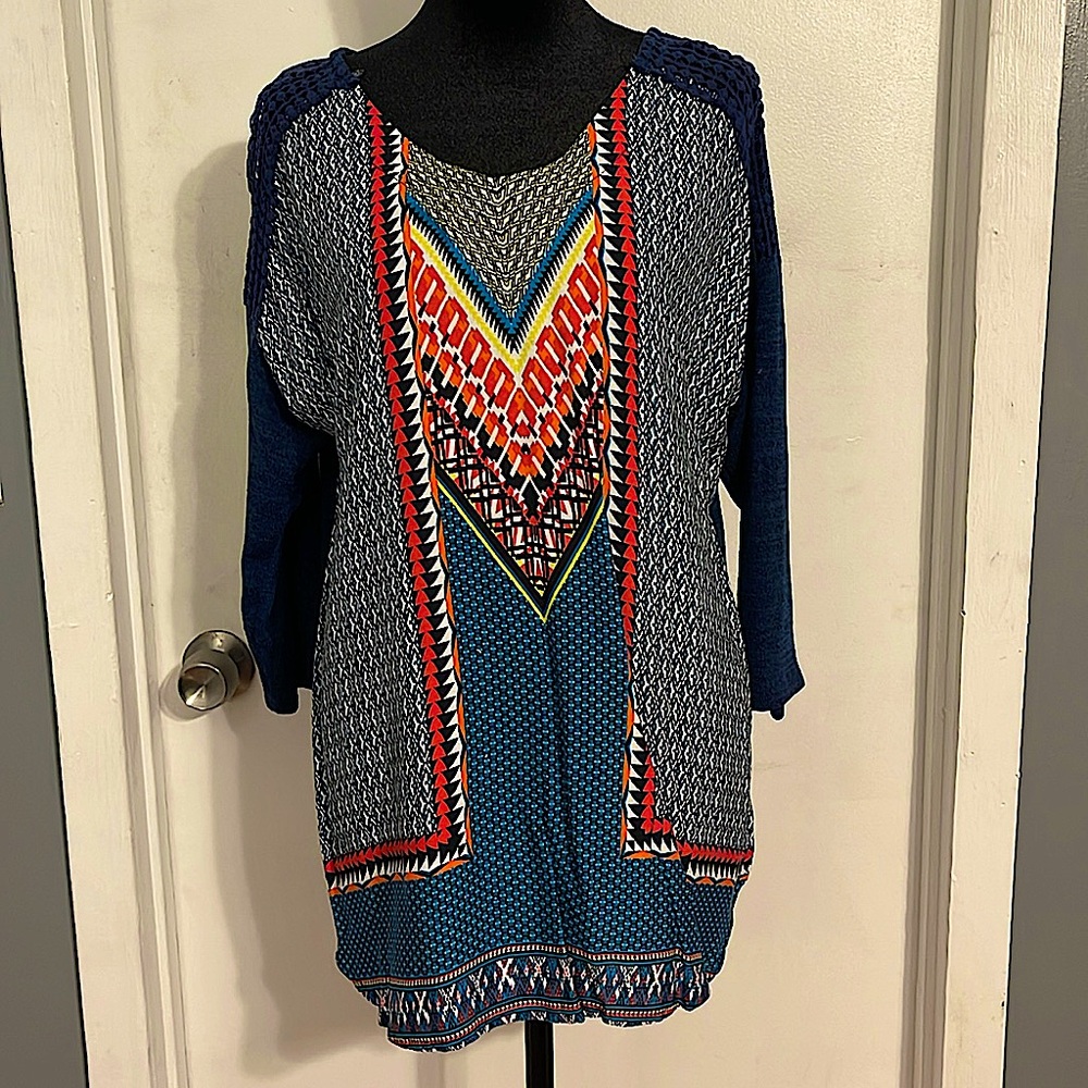 Signature Studio designed long 3/4 length sleeve shirt. Size large.